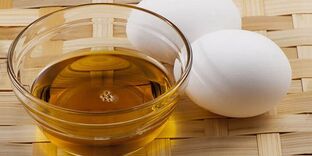 Ovos con aceite para a preparación de ungüento curativo