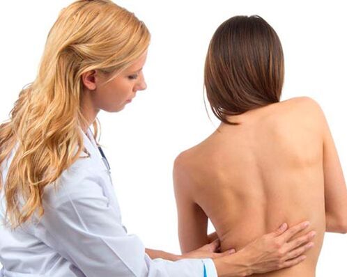 o médico examina a parte traseira para detectar dor lumbar
